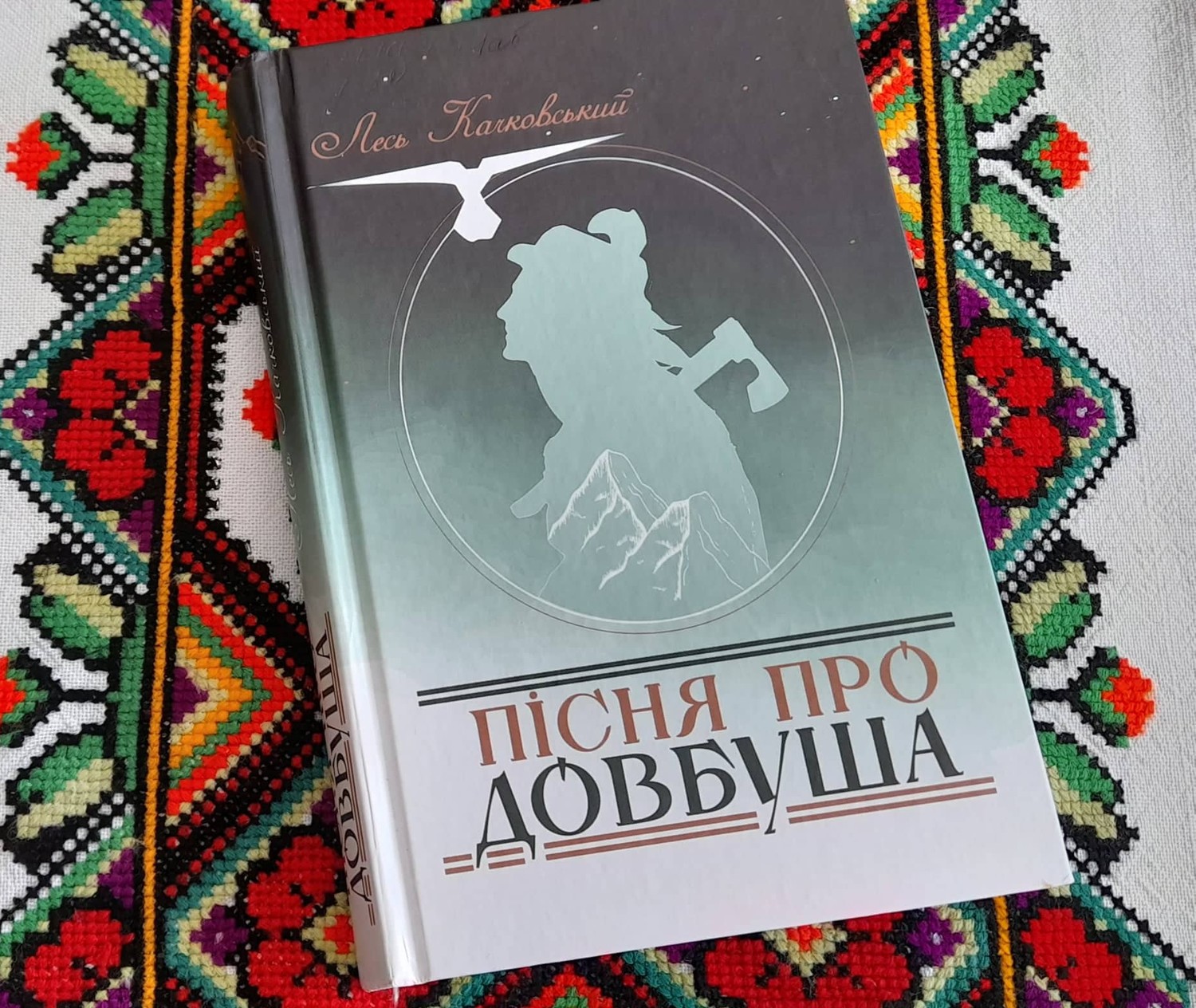 фото БІБЛІОВІТРИНА ЛІТЕРАТУРНА